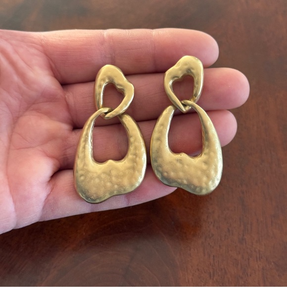 Vintage NOS Erwin Pearl Abstract Heart Dangle Drop Earrings; Gold Tone; 2” - Picture 4 of 11